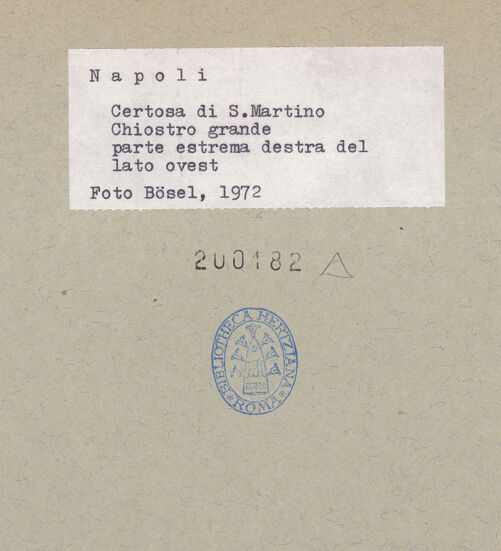 Rückseite von Bösel, Richard [https://www.deutsche-digitale-bibliothek.de/content/lizenzen/rv-fz/] Certosa di San MartinoChiostro Grande - Westflügel, Detail, bh200182_recto. Foto: Bösel, Richard.