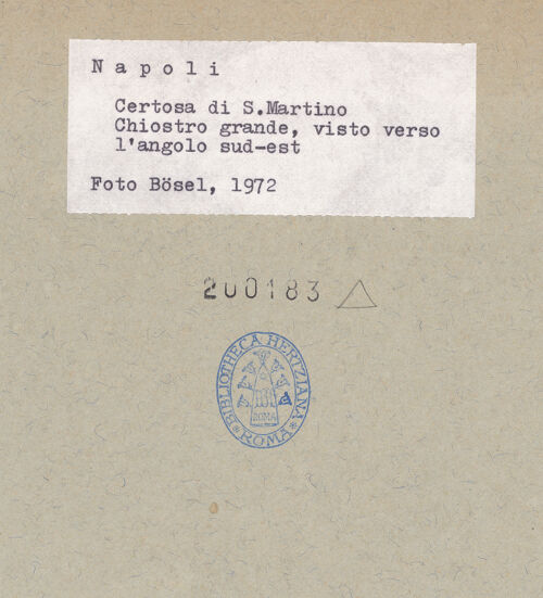 Rückseite von Bösel, Richard [https://www.deutsche-digitale-bibliothek.de/content/lizenzen/rv-fz/] Certosa di San MartinoChiostro Grande - Ansicht von Westen, bh200183_recto. Foto: Bösel, Richard.