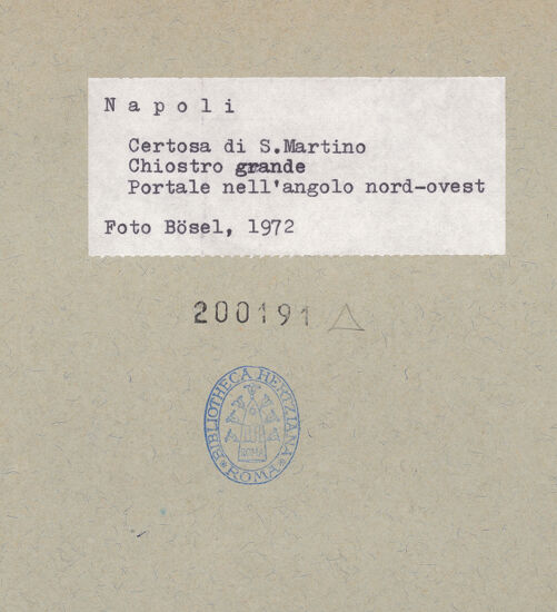 Rückseite von Bösel, Richard [https://www.deutsche-digitale-bibliothek.de/content/lizenzen/rv-fz/] Certosa di San MartinoChiostro Grande - Tür, bh200191_recto. Foto: Bösel, Richard.