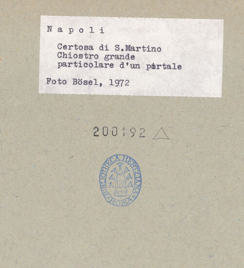 Rückseite von Bösel, Richard [https://www.deutsche-digitale-bibliothek.de/content/lizenzen/rv-fz/] Certosa di San MartinoChiostro Grande - Dekoration der Türen, bh200192_recto. Foto: Bösel, Richard.