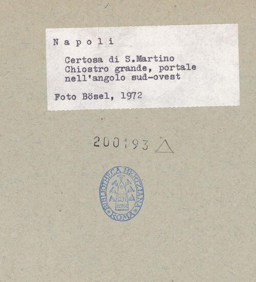 Rückseite von Bösel, Richard [https://www.deutsche-digitale-bibliothek.de/content/lizenzen/rv-fz/] Certosa di San MartinoChiostro Grande - Türen der südwestlichen Ecke, bh200193_recto. Foto: Bösel, Richard.