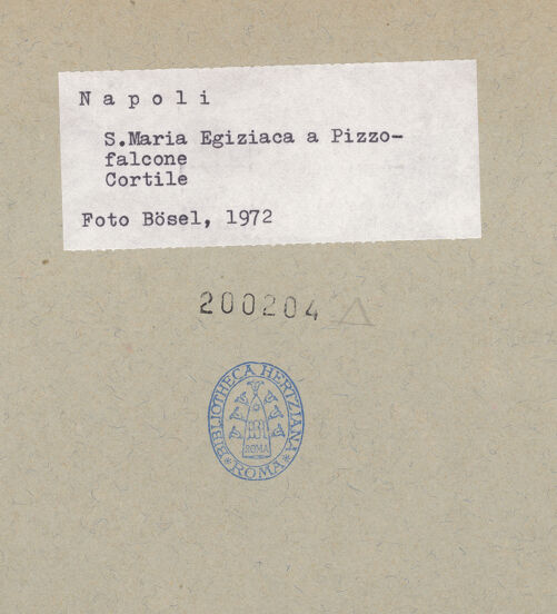 Rückseite von Bösel, Richard [https://www.deutsche-digitale-bibliothek.de/content/lizenzen/rv-fz/] Santa Maria Egiziaca a Pizzofalcone - Fassade, Detail, bh200204_recto. Foto: Bösel, Richard.