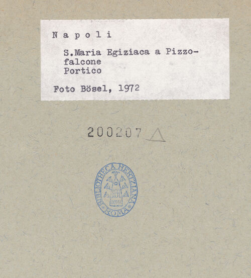 Rückseite von Bösel, Richard [https://www.deutsche-digitale-bibliothek.de/content/lizenzen/rv-fz/] Santa Maria Egiziaca a Pizzofalcone - Fassade, unteres Teil, bh200207_recto. Foto: Bösel, Richard.