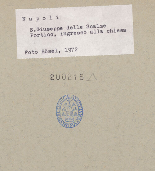 Rückseite von Bösel, Richard [https://www.deutsche-digitale-bibliothek.de/content/lizenzen/rv-fz/] San Giuseppe delle Scalze a Pontecorvo - Innenansicht, Portal, bh200215_recto. Foto: Bösel, Richard.