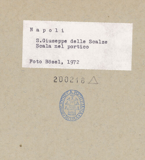 Rückseite von Bösel, Richard [https://www.deutsche-digitale-bibliothek.de/content/lizenzen/rv-fz/] San Giuseppe delle Scalze a Pontecorvo - Innenansicht, Detail: Treppe, bh200218_recto. Foto: Bösel, Richard.
