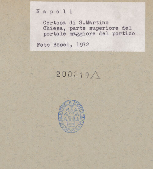 Rückseite von Bösel, Richard [https://www.deutsche-digitale-bibliothek.de/content/lizenzen/rv-fz/] Certosa di San Martino - Mittleres Portal, Detail, bh200219_recto. Foto: Bösel, Richard.