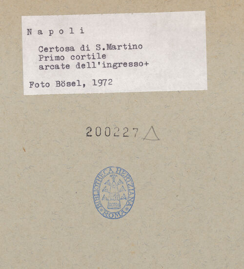 Rückseite von Bösel, Richard [https://www.deutsche-digitale-bibliothek.de/content/lizenzen/rv-fz/] Certosa di San MartinoErster Klosterhof - Ansicht von Süden, bh200227_recto. Foto: Bösel, Richard.