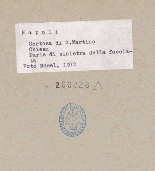 Rückseite von Bösel, Richard [https://www.deutsche-digitale-bibliothek.de/content/lizenzen/rv-fz/] Certosa di San Martino - Linke Seite der Fassade, bh200228_recto. Foto: Bösel, Richard.