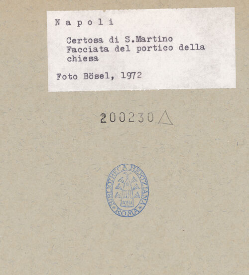 Rückseite von Bösel, Richard [https://www.deutsche-digitale-bibliothek.de/content/lizenzen/rv-fz/] Certosa di San Martino - Portale, bh200230_recto. Foto: Bösel, Richard.