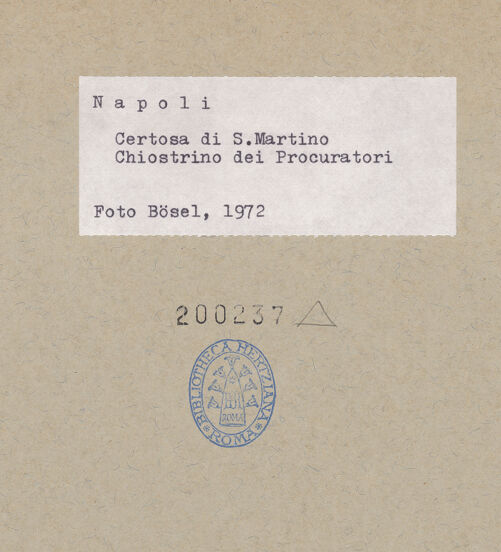 Rückseite von Bösel, Richard [https://www.deutsche-digitale-bibliothek.de/content/lizenzen/rv-fz/] Certosa di San MartinoChiostro dei Procuratori - Südöstliche Ecke, bh200237_recto. Foto: Bösel, Richard.