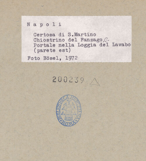 Rückseite von Bösel, Richard [https://www.deutsche-digitale-bibliothek.de/content/lizenzen/rv-fz/] Certosa di San MartinoKreuzgang des Refektoriums (Chiostrino) - Portal, bh200239_recto. Foto: Bösel, Richard.