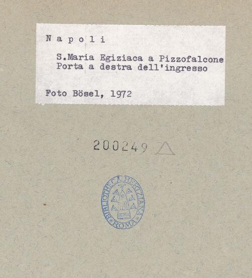 Rückseite von Bösel, Richard [https://www.deutsche-digitale-bibliothek.de/content/lizenzen/rv-fz/] Santa Maria Egiziaca a Pizzofalcone - Innenfassade, Tür rechts des Eingangs, bh200249_recto. Foto: Bösel, Richard.