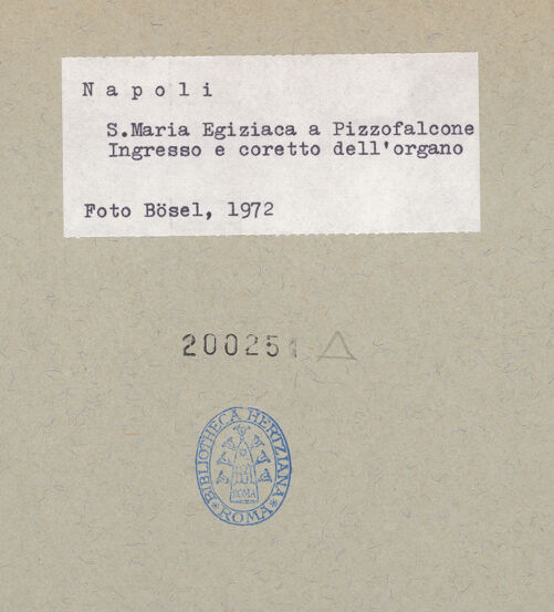 Rückseite von Bösel, Richard [https://www.deutsche-digitale-bibliothek.de/content/lizenzen/rv-fz/] Santa Maria Egiziaca a Pizzofalcone - Innenfassade und Empore, bh200251_recto. Foto: Bösel, Richard.