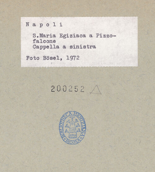 Rückseite von Bösel, Richard [https://www.deutsche-digitale-bibliothek.de/content/lizenzen/rv-fz/] Santa Maria Egiziaca a Pizzofalcone - Linker Querhausarm, bh200252_recto. Foto: Bösel, Richard.