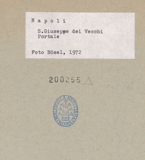 Rückseite von Bösel, Richard [https://www.deutsche-digitale-bibliothek.de/content/lizenzen/rv-ez/] San Giuseppe dei Vecchi - Fassade, Detail: Portal (Solimena 1727), bh200255_recto. Foto: Bösel, Richard.