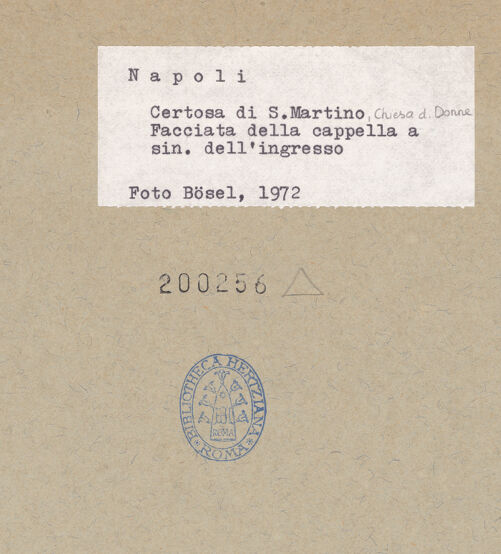 Rückseite von Bösel, Richard [https://www.deutsche-digitale-bibliothek.de/content/lizenzen/rv-fz/] Certosa di San MartinoChiesa delle Donne - Fassade, bh200256_recto. Foto: Bösel, Richard.