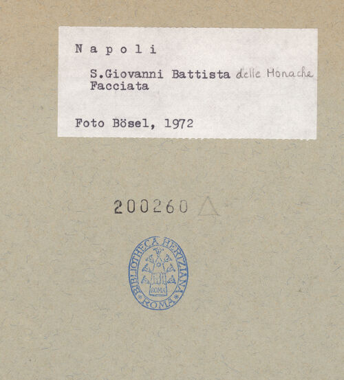 Rückseite von Bösel, Richard [https://www.deutsche-digitale-bibliothek.de/content/lizenzen/rv-fz/] San Giovanni Battista delle Monache - Fassade, Seitenansicht, bh200260_recto. Foto: Bösel, Richard.