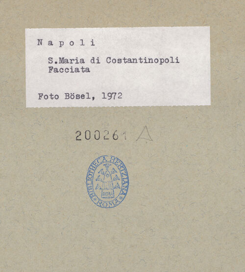 Rückseite von Bösel, Richard [https://www.deutsche-digitale-bibliothek.de/content/lizenzen/rv-fz/] Santa Maria di Costantinopoli - Fassade, Frontalansicht, bh200261_recto. Foto: Bösel, Richard.