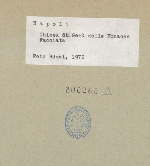 Rückseite von Bibliotheca Hertziana [https://www.deutsche-digitale-bibliothek.de/content/lizenzen/rv-fz/] Chiesa del Gesù delle Monache - Fassade (Seitenansicht), bh200268_recto. Foto: Bösel, Richard.