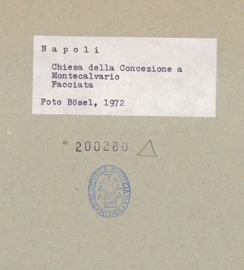 Rückseite von Bösel, Richard [https://www.deutsche-digitale-bibliothek.de/content/lizenzen/rv-fz/] Santa Maria della Concezione a Montecalvario - Fassade (Seitenansicht), bh200280_recto. Foto: Bösel, Richard.