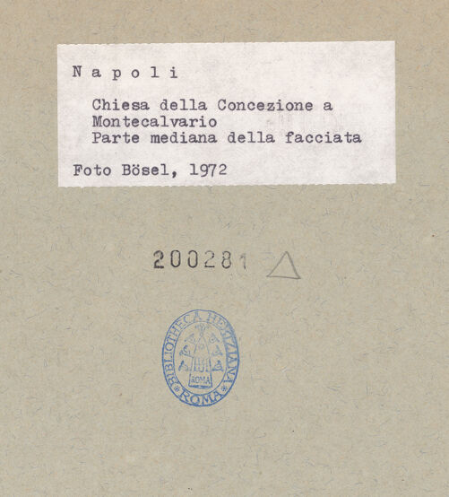 Rückseite von Bösel, Richard [https://www.deutsche-digitale-bibliothek.de/content/lizenzen/rv-fz/] Santa Maria della Concezione a Montecalvario - Fassade (Teilansicht), bh200281_recto. Foto: Bösel, Richard.