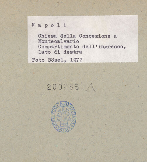 Rückseite von Bösel, Richard [https://www.deutsche-digitale-bibliothek.de/content/lizenzen/rv-fz/] Santa Maria della Concezione a Montecalvario - Raum der Innenfassade, bh200285_recto. Foto: Bösel, Richard.