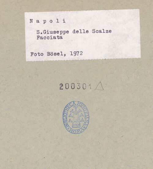Rückseite von Bibliotheca Hertziana [https://www.deutsche-digitale-bibliothek.de/content/lizenzen/rv-fz/] San Giuseppe delle Scalze a Pontecorvo - Gesamtansicht, bh200301_recto. Foto: Bösel, Richard.