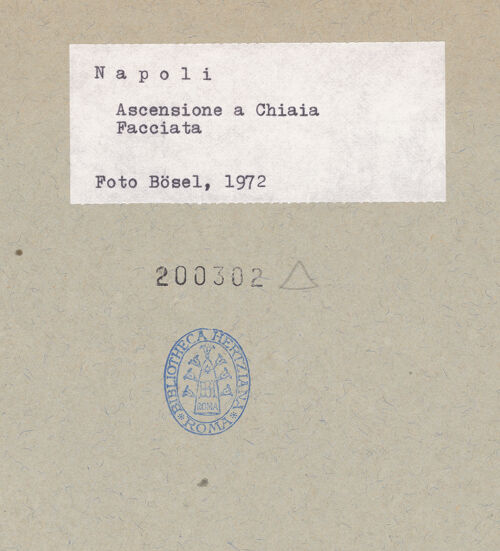 Rückseite von Bösel, Richard [https://www.deutsche-digitale-bibliothek.de/content/lizenzen/rv-fz/] Chiesa dell'Ascensione a Chiaia - Gesamtansicht, bh200302_recto. Foto.