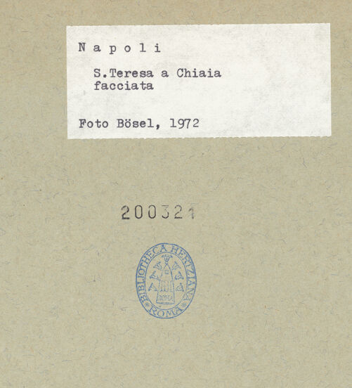 Rückseite von Bösel, Richard [https://www.deutsche-digitale-bibliothek.de/content/lizenzen/rv-fz/] Santa Teresa a ChiaiaHauptfassade - Gesamtansicht, bh200321_recto. Foto: Bösel, Richard.