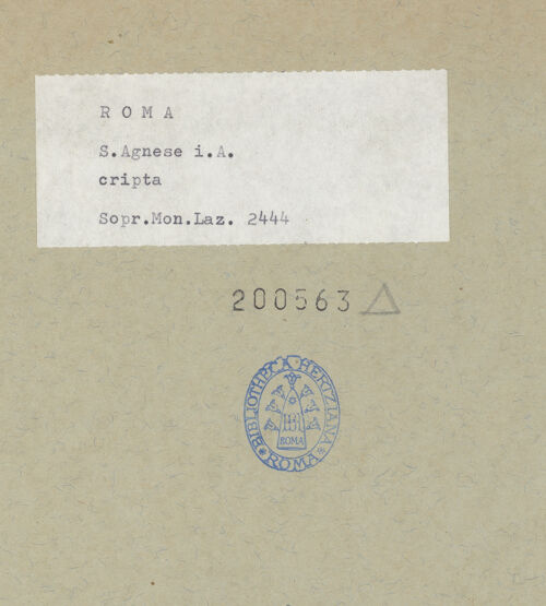 Rückseite von Sopr. Mon. Laz. [https://www.deutsche-digitale-bibliothek.de/content/lizenzen/rv-ez/] Haarwunder der heiligen Agnes - Schrägansicht mit Ädikularahmung, bh200563_recto. Foto.