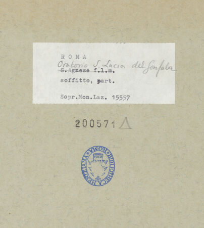 Rückseite von Sopr. Mon. Lazio [https://www.deutsche-digitale-bibliothek.de/content/lizenzen/rv-ez/] Holzdecke - Detail: Schutzmantelmadonna, bh200571_recto. Foto.