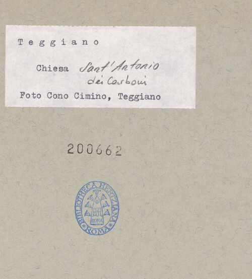 Rückseite von Cimino, Cono (Teggiano) [https://www.deutsche-digitale-bibliothek.de/content/lizenzen/rv-ez/] Sant'Antonio - Fassade mit Glockenstuhl und Portal, von Westen, bh200662_recto. Foto: Cimino, Cono.