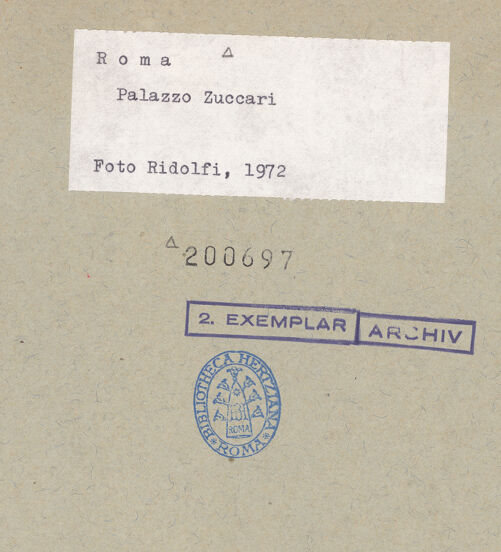 Rückseite von Bibliotheca Hertziana [https://www.deutsche-digitale-bibliothek.de/content/lizenzen/rv-fz/] Palazzo ZuccariFassade zur Via Gregoriana - Ansicht von Via Gregoriana Richtung Trinità dei Monti, bh200697_recto. Foto: Ridolfi, ?.