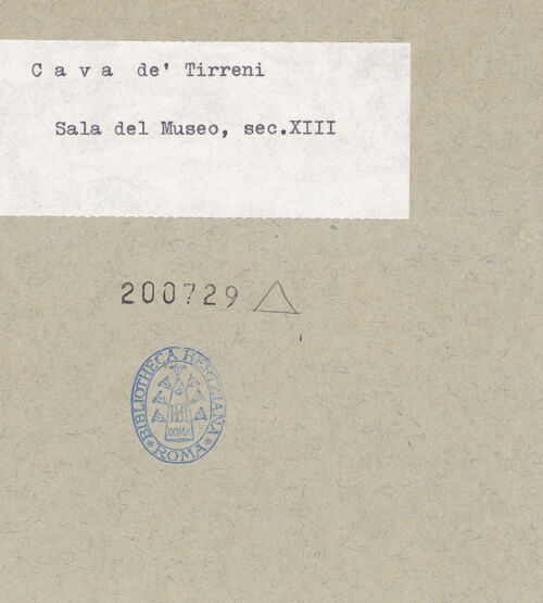 Rückseite von unbekannt [https://www.deutsche-digitale-bibliothek.de/content/lizenzen/rv-ez/] Abbazia della Trinità di CavaMittelalterlicher Saal - Blick zur Westseite, bh200729_recto. Foto.