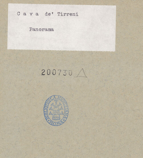 Rückseite von unbekannt [https://www.deutsche-digitale-bibliothek.de/content/lizenzen/rv-ez/] Abbazia della Trinità di Cava - Panorama Kloster und Umgebung, bh200730_recto. Foto.