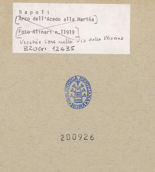 Rückseite von Alinari [https://www.deutsche-digitale-bibliothek.de/content/lizenzen/rv-ez/] Via Nuova Marina - Alte Wohnungen zur Via della Marina, bh200926_recto. Foto.
