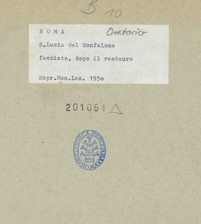 Rückseite von Sopr. Mon. Laz. [https://www.deutsche-digitale-bibliothek.de/content/lizenzen/rv-ez/] Oratorio del Gonfalone - Fassade; nach der Restaurierung, bh201051_recto. Foto.