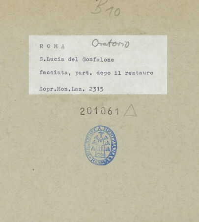 Rückseite von Sopr. Mon. Laz. [https://www.deutsche-digitale-bibliothek.de/content/lizenzen/rv-ez/] Oratorio del Gonfalone - Fassade; nach der Restaurierung; Detail, bh201061_recto. Foto.