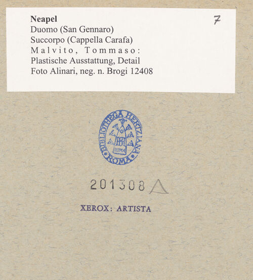 Rückseite von Alinari [https://www.deutsche-digitale-bibliothek.de/content/lizenzen/rv-ez/] Dekoration der WändeWandpfeiler - Wandpfeiler 8, Detail mit Tripode, bh201308_recto. Foto.