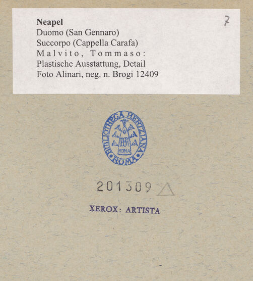 Rückseite von Alinari [https://www.deutsche-digitale-bibliothek.de/content/lizenzen/rv-ez/] Dekoration der WändeWandpfeiler - Wandpfeiler 8, Detail mit Harpye, bh201309_recto. Foto.