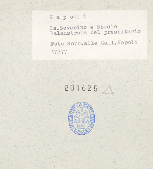 Rückseite von Sopr. BAS NA [https://www.deutsche-digitale-bibliothek.de/content/lizenzen/rv-ez/] Transenna - Linke Seite, Detail, bh201625_recto. Foto.