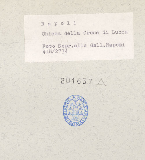 Rückseite von Sopr. BAS NA [https://www.deutsche-digitale-bibliothek.de/content/lizenzen/rv-ez/] Chiesa delle Croce di Lucca - Innenraum, Teilansicht der linken Arkade, bh201637_recto. Foto.