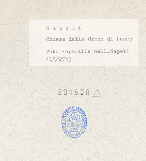 Rückseite von Sopr. BAS NA [https://www.deutsche-digitale-bibliothek.de/content/lizenzen/rv-ez/] Chiesa delle Croce di Lucca - Innenraum, Teilansicht des Presbyteriums, bh201638_recto. Foto.