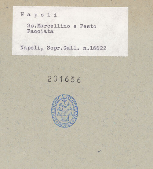 Rückseite von Sopr. BAS NA [https://www.deutsche-digitale-bibliothek.de/content/lizenzen/rv-ez/] Santi Marcellino e Festo - Fassade, bh201656_recto. Foto.