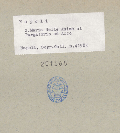 Rückseite von Sopr. BAS NA [https://www.deutsche-digitale-bibliothek.de/content/lizenzen/rv-ez/] Totenkopf mit gekreuzten Knochen - Detail, bh201665_recto. Foto.