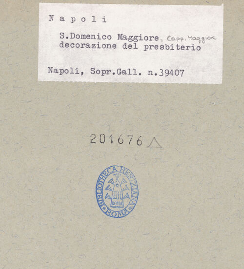 Rückseite von Sopr. BAS NA [https://www.deutsche-digitale-bibliothek.de/content/lizenzen/rv-ez/] Presbyterium und Hauptaltar - Dekoration, Detail, bh201676_recto. Foto.