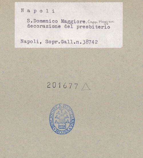 Rückseite von Sopr. BAS NA [https://www.deutsche-digitale-bibliothek.de/content/lizenzen/rv-ez/] Presbyterium und Hauptaltar - Rechte Kathedra, Detail, bh201677_recto. Foto.