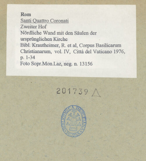 Rückseite von Sopr.Mon.Laz. [https://www.deutsche-digitale-bibliothek.de/content/lizenzen/rv-ez/] Santi Quattro CoronatiÄußeresZweiter Hof - Nördliche Wand mit den Säulen der ursprünglichen Kirche, bh201739_recto. Foto.