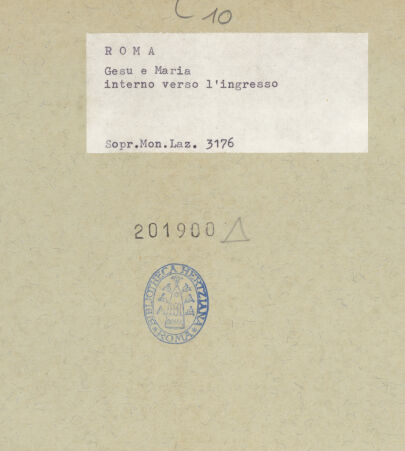 Rückseite von Sopr. Mon. Laz. [https://www.deutsche-digitale-bibliothek.de/content/lizenzen/rv-ez/] Santi Nomi di Gesù e Maria - Inneres, Richtung Eingang, bh201900_recto. Foto.