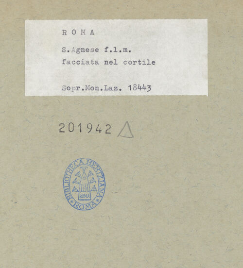 Rückseite von Sopr.Mon.Laz. [https://www.deutsche-digitale-bibliothek.de/content/lizenzen/rv-ez/] Sant'Agnese fuori le MuraCortile - Hofportal, bh201942_recto. Foto.
